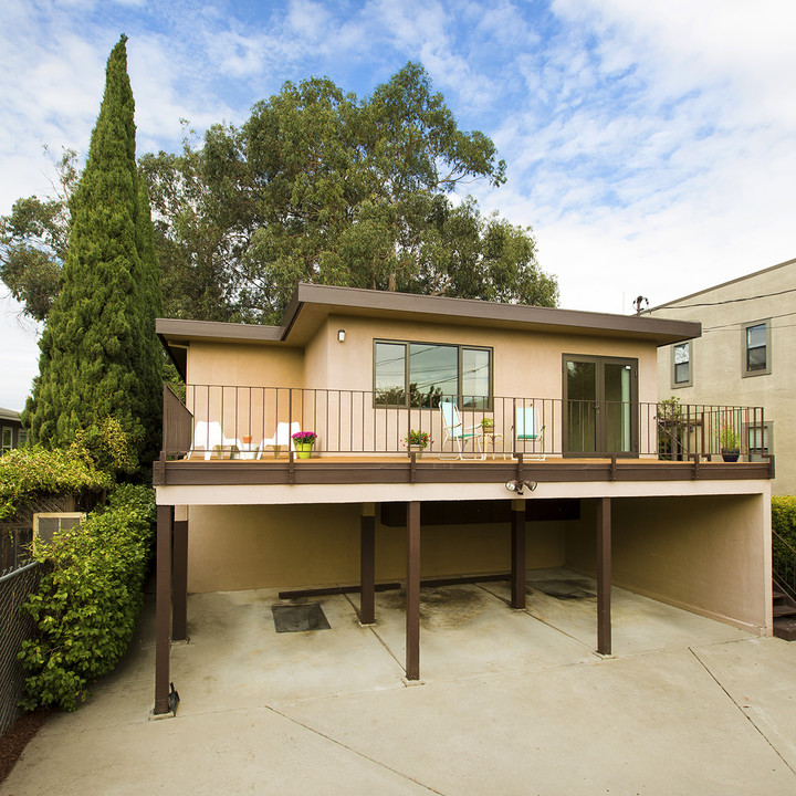 Rockridge fourplex in Oakland, CA - Building Photo