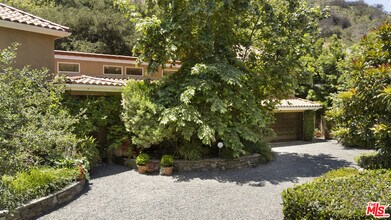 3265 Mandeville Canyon Rd in Los Angeles, CA - Building Photo - Building Photo