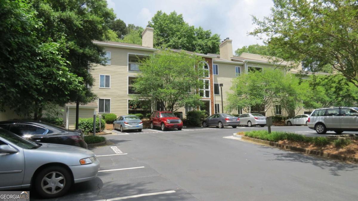 572 Emory Oaks Way in Decatur, GA - Foto de edificio