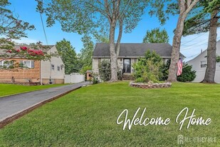 22 Westbury Rd in Iselin, NJ - Building Photo