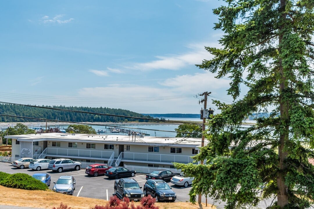861 SE Regatta Dr in Oak Harbor, WA - Building Photo