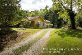 225 W Corbin St in Hillsborough, NC - Building Photo - Building Photo