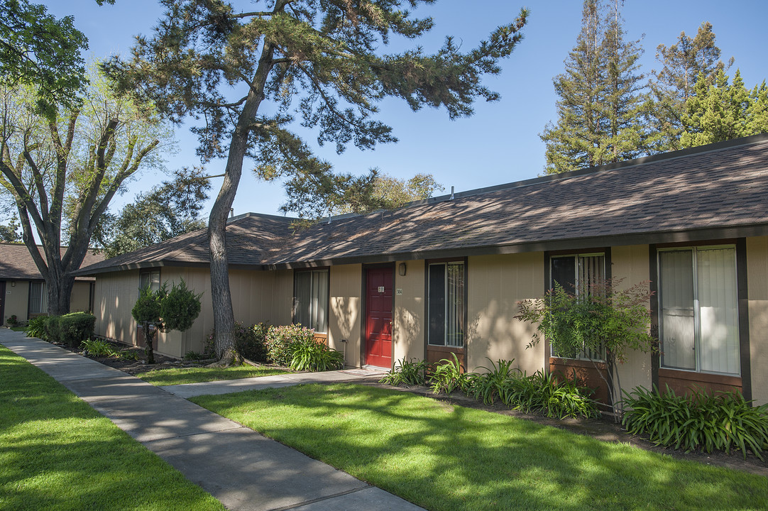 Oakwood Apartments in Stockton, CA - Foto de edificio