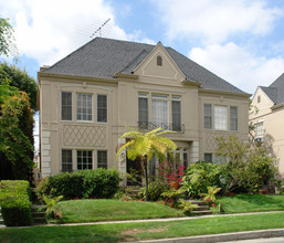 145 S Crescent Dr in Beverly Hills, CA - Foto de edificio - Building Photo