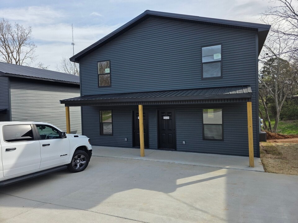 1903 N Jackson St in Athens, TN - Foto de edificio