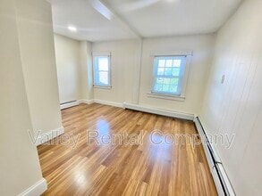 37 Middle St in Hadley, MA - Building Photo - Building Photo