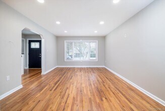 236 Wardwell Rd in Mineola, NY - Building Photo - Building Photo