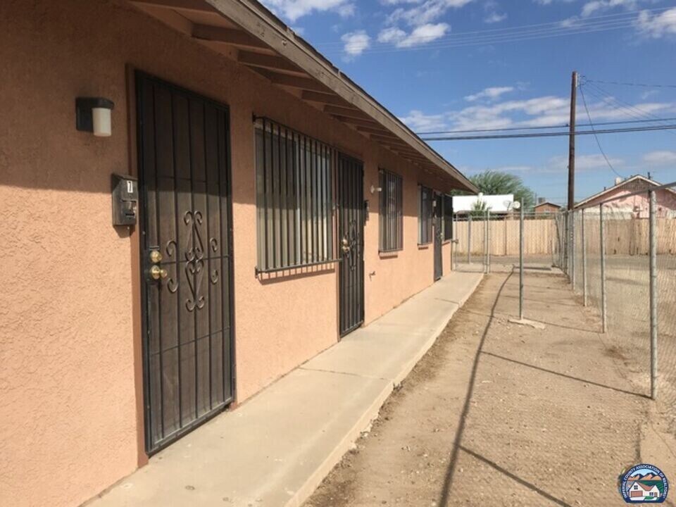 564 Adams Ave in El Centro, CA - Building Photo