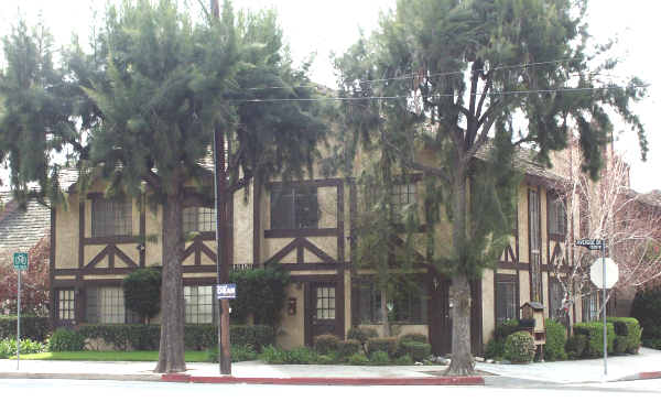 13156 Riverside Dr in Sherman Oaks, CA - Building Photo