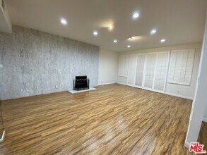 1277 S Beverly Glen Blvd-Unit -205 in Los Angeles, CA - Foto de edificio - Building Photo