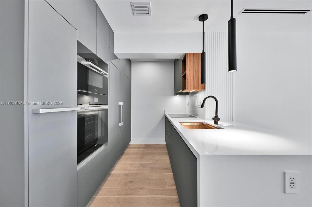 204 Sunrise Dr in Key Biscayne, FL - Building Photo