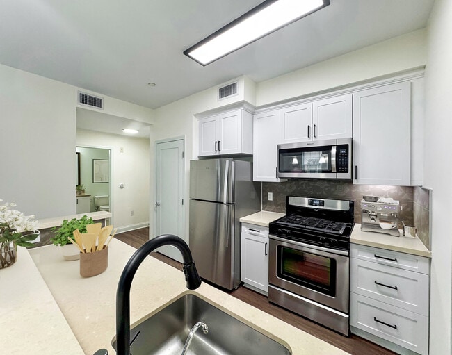 La Belle at Hollywood Tower in Los Angeles, CA - Foto de edificio - Building Photo