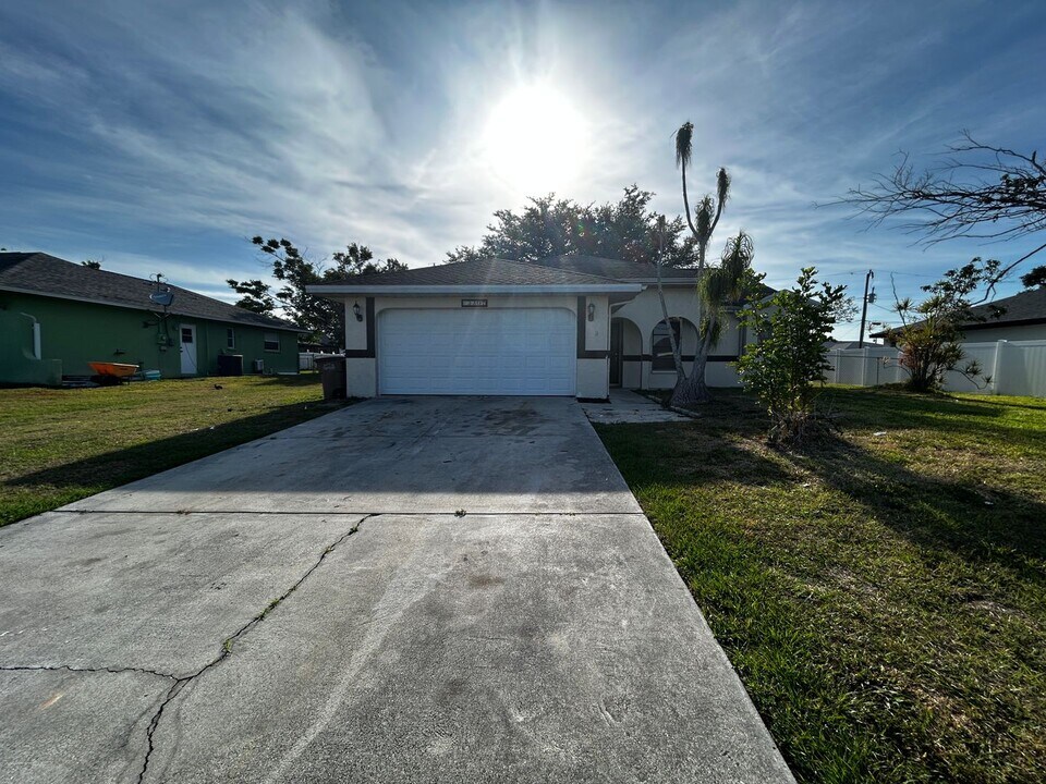 3307 SW 11th Pl in Cape Coral, FL - Building Photo