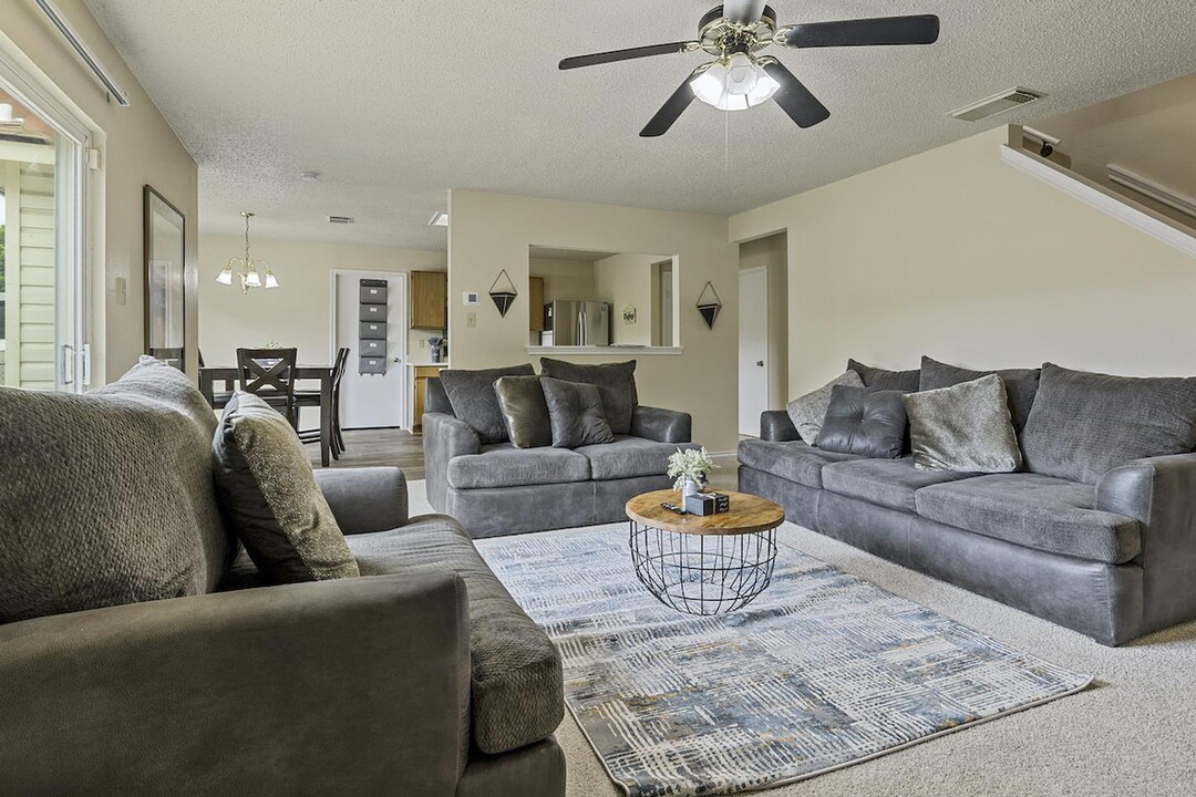 2166 Mossy Creek Dr in San Antonio, TX - Foto de edificio