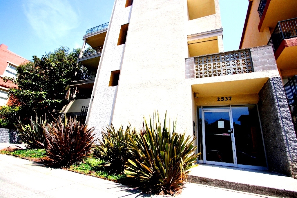 2537 Regent St in Berkeley, CA - Foto de edificio
