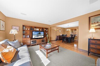 21 Janice Dr in Woodbury, NY - Foto de edificio - Building Photo