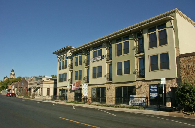 Hickory Lofts in Denton, TX - Foto de edificio - Building Photo