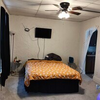 535 W 8th St, Unit 2nd floor front in Erie, PA - Building Photo