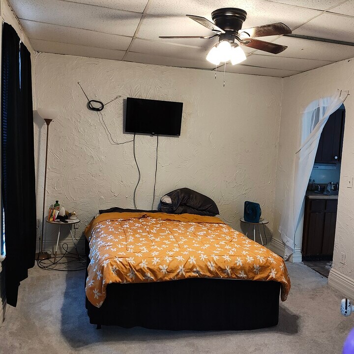 535 W 8th St, Unit 2nd floor front in Erie, PA - Building Photo