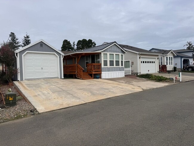 11 Pond Ln in Lakeside, OR - Building Photo - Building Photo