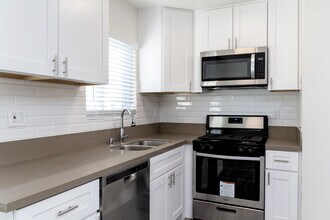 Aurora Vista Apartments in Van Nuys, CA - Building Photo - Building Photo