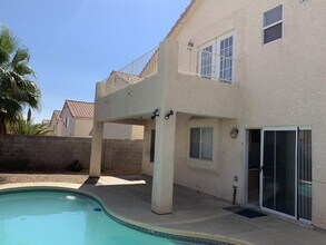 7408 Sunspot Dr in Las Vegas, NV - Foto de edificio - Building Photo