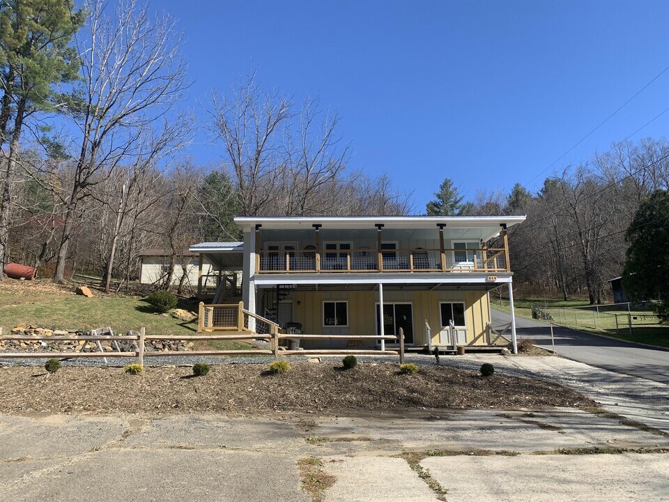 859 S Jefferson Ave in West Jefferson, NC - Building Photo