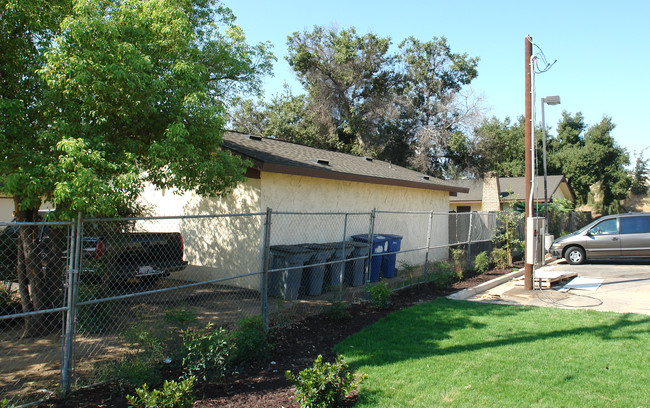 7097 N Howard St in Fresno, CA - Building Photo - Building Photo