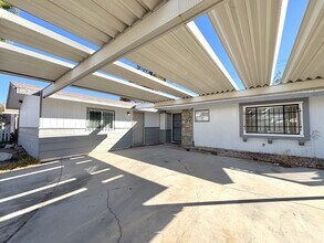 1100 Saylor Way in Las Vegas, NV - Building Photo - Building Photo