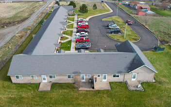 Mallard Heights Apartments in Elgin, OR - Foto de edificio - Building Photo