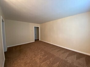 2225 SW 60th St in Oklahoma City, OK - Foto de edificio - Building Photo