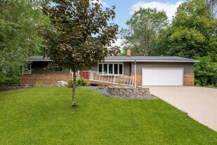 11004 Oak Knoll Ter N in Hopkins, MN - Building Photo