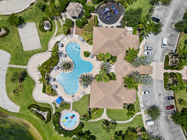 1597 NW Cataluna Cir in Port St. Lucie, FL - Foto de edificio - Building Photo