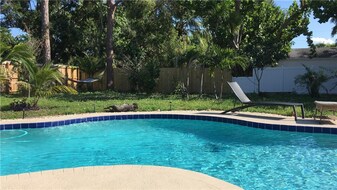 902 NE 34th St in Oakland Park, FL - Building Photo