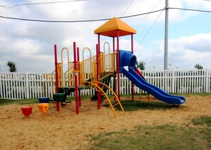 Madison Pointe Apartments in Cotulla, TX - Foto de edificio - Building Photo