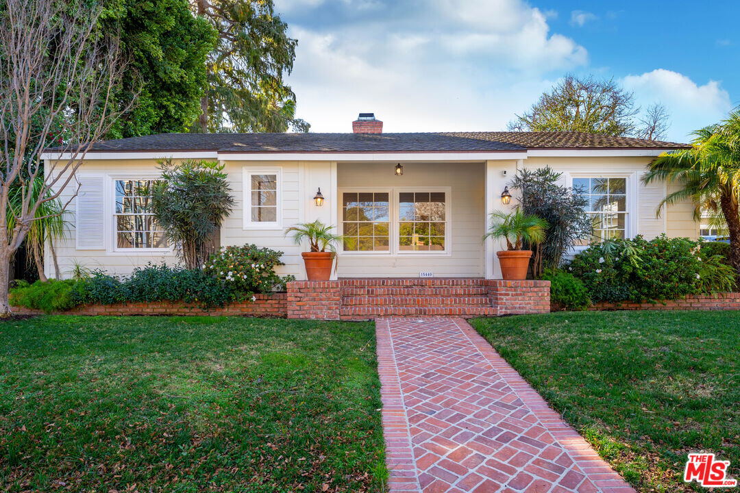 15440 Dickens St in Los Angeles, CA - Building Photo