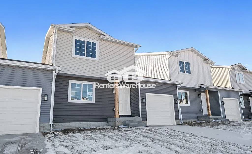 1003 Adler Ct in De Soto, IA - Building Photo