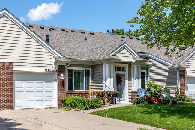 The Gardens at Bridgewood in West Des Moines, IA - Building Photo - Building Photo