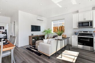 2087 Dennis Ln in Santa Rosa, CA - Building Photo - Building Photo