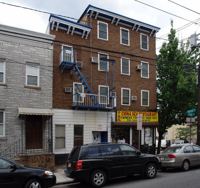 136 Elm St in Newark, NJ - Building Photo - Building Photo
