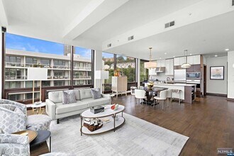 9 Somerset Ln in Edgewater, NJ - Building Photo - Building Photo