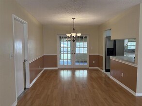 1008 Lady Guinevere Dr in Valrico, FL - Foto de edificio - Building Photo