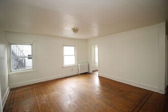 932 N Charles St in Baltimore, MD - Foto de edificio - Building Photo