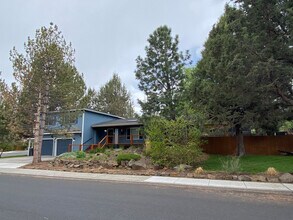 1021 SE Teakwood Dr in Bend, OR - Building Photo - Building Photo