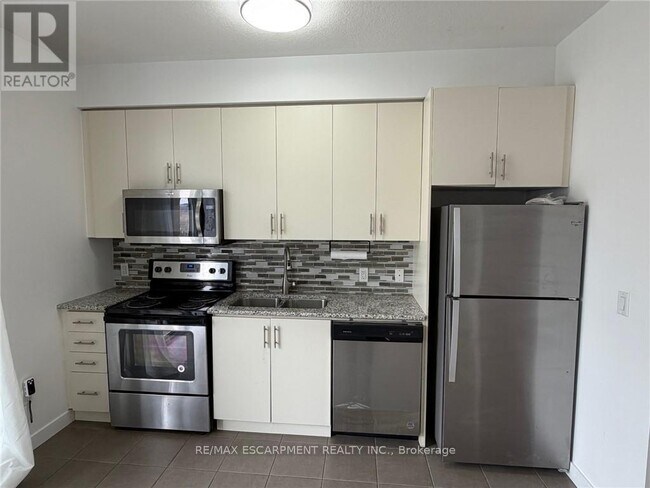 2490 Old Bronte Rd in Oakville, ON - Building Photo - Building Photo