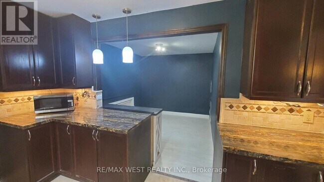 135 Ellins Ave in Toronto, ON - Building Photo - Building Photo