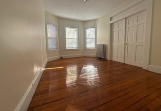 27 Forest St, Unit 4 in Cambridge, MA - Foto de edificio - Building Photo