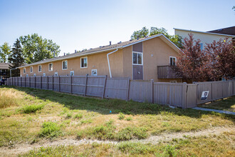 4312 75 St NW in Calgary, AB - Building Photo - Building Photo