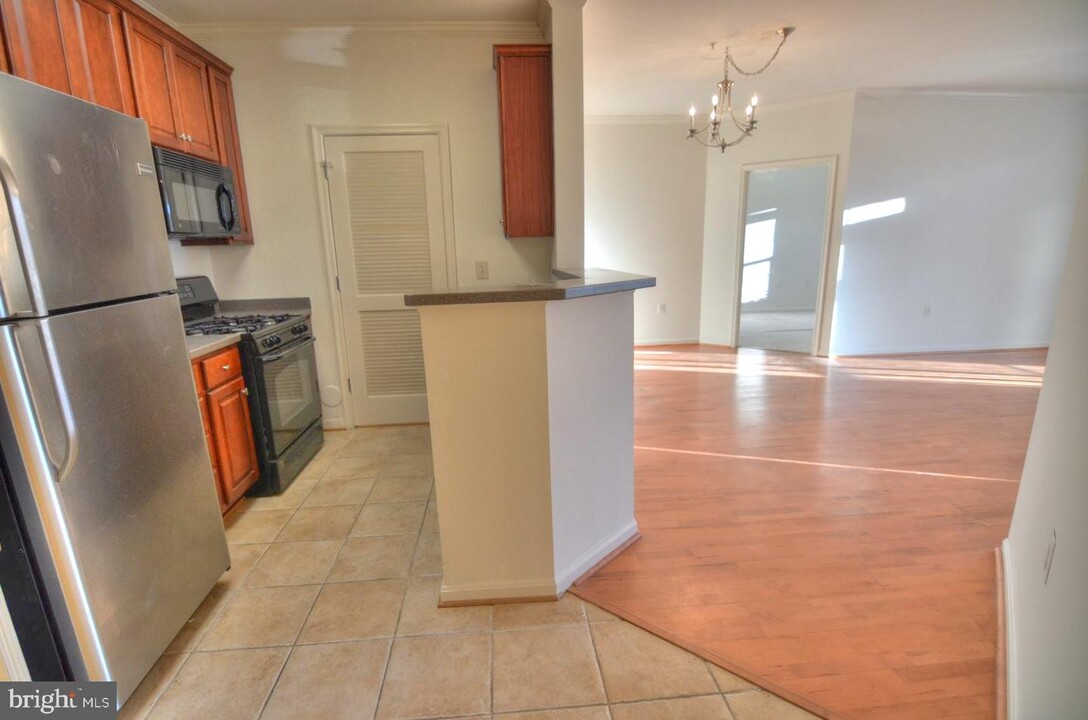 21216 McFadden Square-Unit -108 in Sterling, VA - Foto de edificio