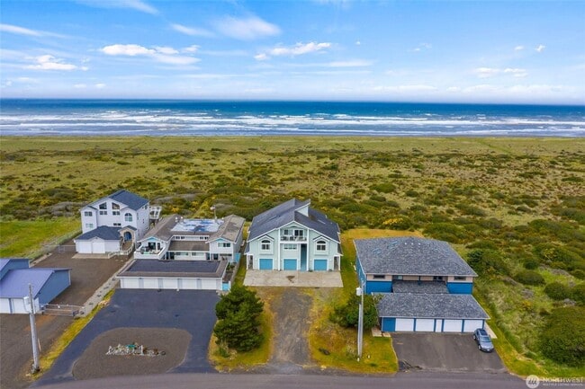 1029 S Sand Dune Ave SW in Ocean Shores, WA - Building Photo - Building Photo